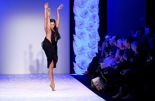 Dançarina de balé mexicana, Elisa Carrillo Cabrera, se apresenta durante a semana da moda em Berlim - Sputnik Brasil