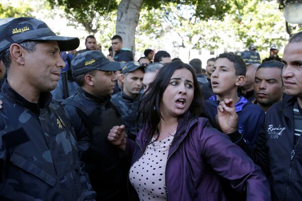 Mulher grita lemas durante as manifestações no 7º aniversário da derrubada do ex-presidente tunisiano, Zine El Abidine Ben Ali, em Tunes - Sputnik Brasil