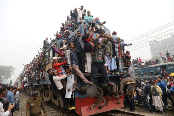 Comboio lotado com peregrinos muçulmanos em uma estação ferroviária perto da cidade bengali de Dhaka, após o Congresso Internacional de Muçulmanos, Bishwa Ijtema - Sputnik Brasil