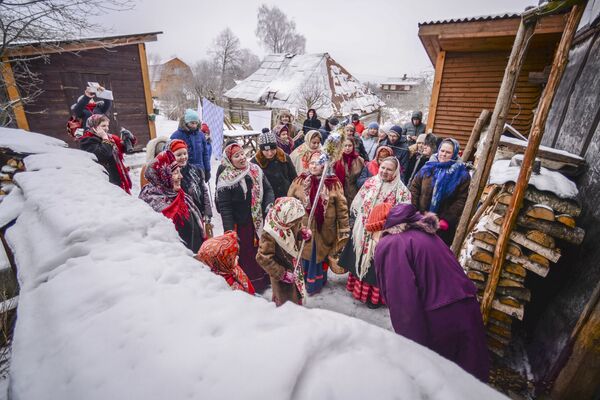 Participantes das celebrações da semana natalina ortodoxa na povoação russa de Lozhgolovo - Sputnik Brasil