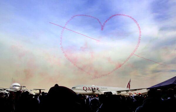 Marca de fumaça em forma de coração no céu da Cidade do Kuwait - Sputnik Brasil