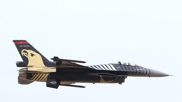 Avião turco F-16 no show aéreo do Kuwait - Sputnik Brasil