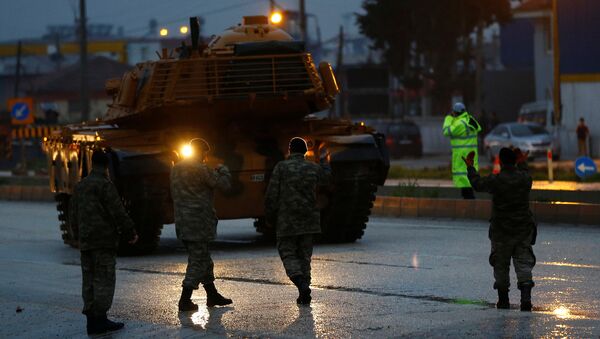 Tanques turcos chegam a uma base militar na cidade de Reyhanli, perto da fronteira com a Síria, em 17 de janeiro de 2018 - Sputnik Brasil