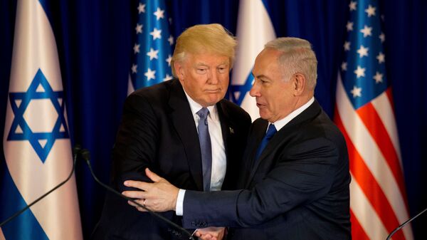 U.S. President Donald Trump and Israel’s Prime Minister Benjamin Netanyahu shake hands as they deliver remarks before a dinner at Netanyahu’s residence in Jerusalem May 22, 2017 - Sputnik Brasil
