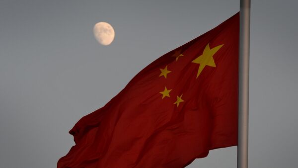 Bandeira chinesa com lua no fundo - Sputnik Brasil