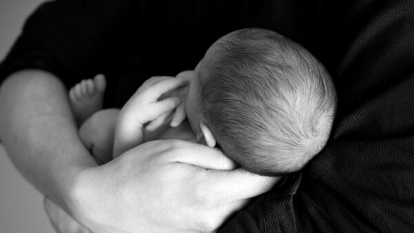 Criança recém-nascida nos braços do pai (imagem ilustrativa) - Sputnik Brasil