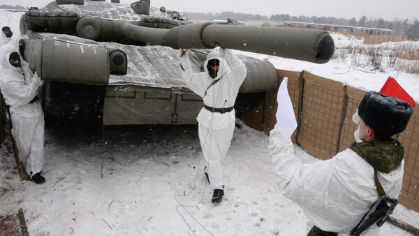 Soldados russos preparam camuflagem de tropas (tanque de ar) - Sputnik Brasil