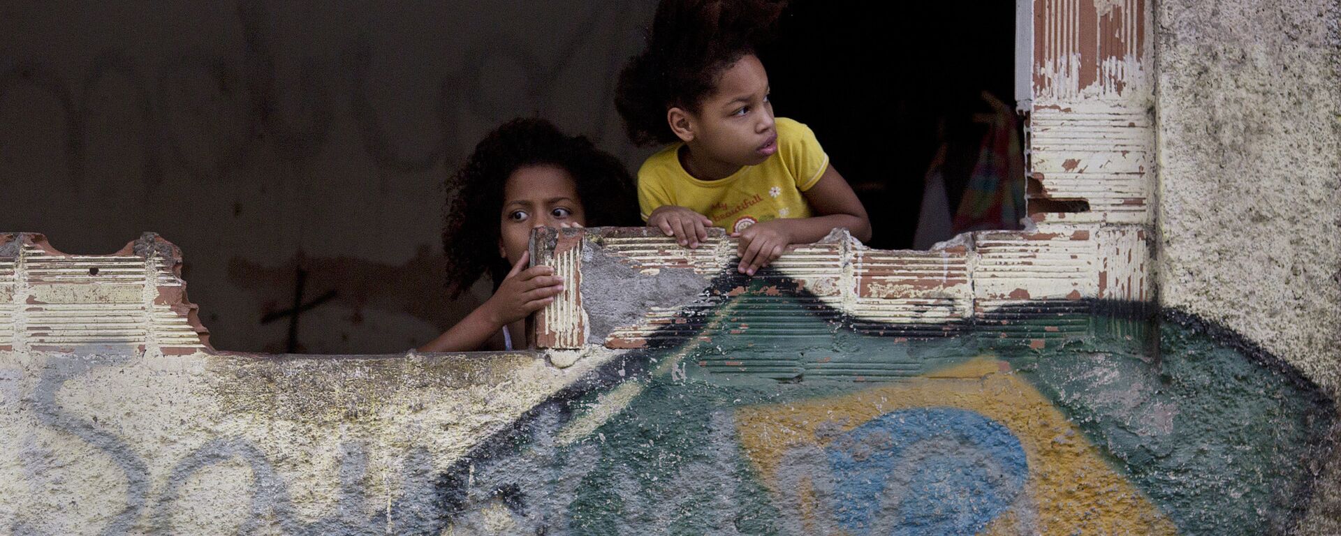 Garotas na favela de Manquinhos, no Rio de Janeiro, Brasil, assistem manifestação em prol da paz, exigindo o fim da violência entre traficantes e policiais.  - Sputnik Brasil, 1920, 06.04.2021