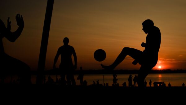 Homens jogam futebol em Samara, foto de arquivo - Sputnik Brasil