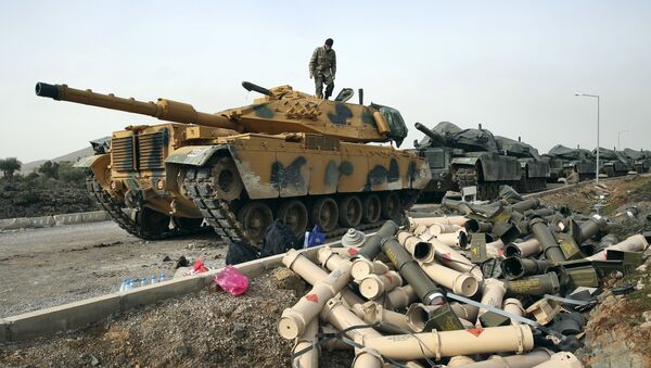 Soldados do exército turco preparando seus tanques na fronteira com a Síria - Sputnik Brasil
