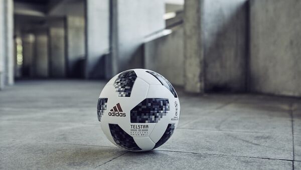 Telstar 18, a bola que será utilizada na Copa do Mundo da Rússia, em 2018. - Sputnik Brasil