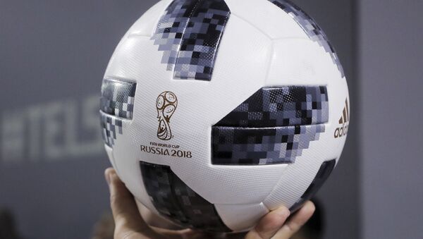 Telstar 18, bola que será utilizada na Copa do Mundo da Rússia. - Sputnik Brasil