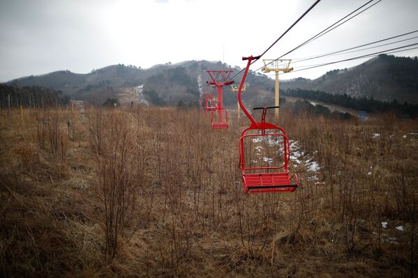 Teleféricos de esqui no resort Alps Ski, situado perto da zona desmilitarizada que separa as duas Coreias, na cidade sul-coreana de Goseong - Sputnik Brasil