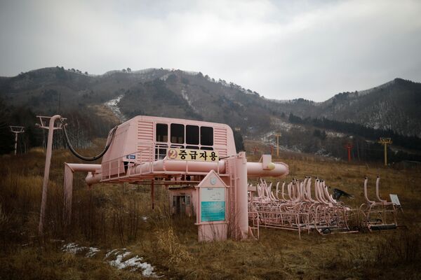 Estação de teleféricos de esqui abandonada no resort Alps Ski, situado perto da zona desmilitarizada que separa as duas Coreias, na cidade sul-coreana de Goseong - Sputnik Brasil