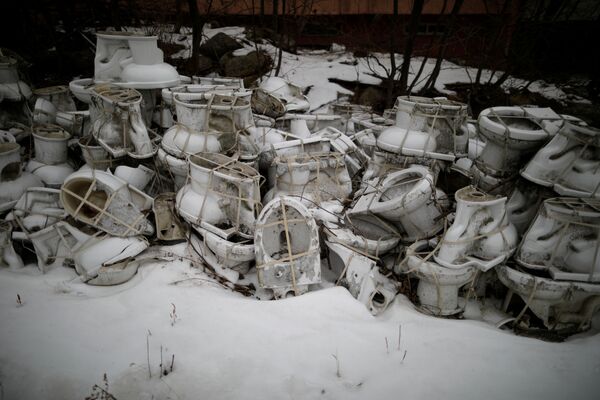 Vasos sanitários descartados no resort Alps Ski, situado perto da zona desmilitarizada que separa as duas Coreias, na cidade sul-coreana de Goseong - Sputnik Brasil