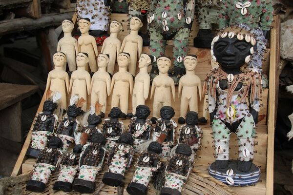 No mercado, há muitas figuras de madeira, que são usadas em rituais vodus, onde são pintadas, furadas com pregos e enfeitiçadas - Sputnik Brasil