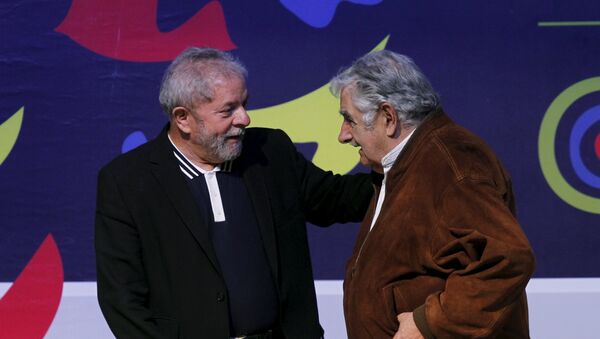 José Mujica e Lula durante conferência de Ciencias Sociais em Midellin, novembro de 2015 - Sputnik Brasil