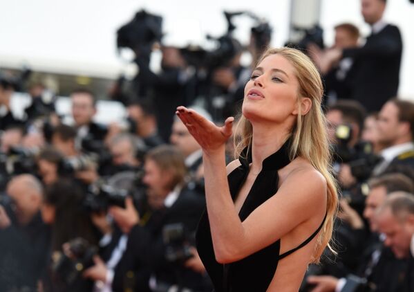 Modelo holandesa Doutzen Kroes aparece no tapete vermelho durante cerimônia de abertura do 69º Festival de Cannes - Sputnik Brasil