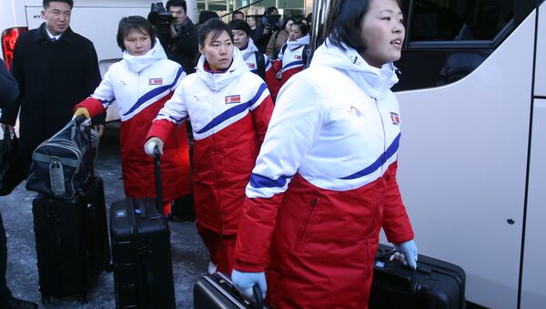 Time de hóquei no gelo feminino da Coreia do Norte chega chega na zona desmilitarizada para embarcar para o Sul. - Sputnik Brasil