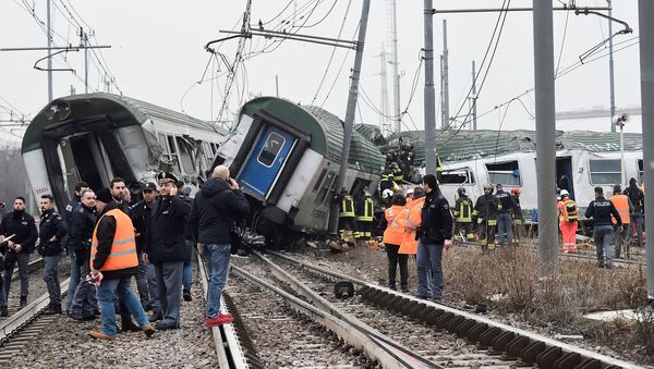 Policiais e funcionários dos serviços de resgate trabalhando em Pioltello, nos arredores de Milão, onde descarrilhou trem, 25 de janeiro de 2018 - Sputnik Brasil