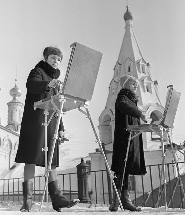 Estudantes da escola artística pintam igrejas do Kremlin da cidade russa de Ryazan - Sputnik Brasil