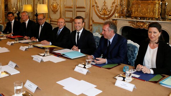 Emmanuel Macron e sua equipe durante primeira reunião de governo. - Sputnik Brasil