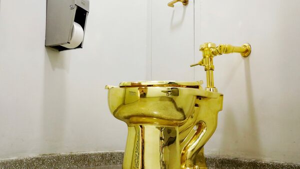 Privada de ouro do artista Maurizio Cattelan. - Sputnik Brasil