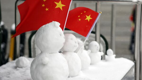 Bonecos de neve com a bandeira da China alinhados em uma área de segurança próxima à praça Tiananmen, em Pequim, na China. Domingo, 22 de novembro de 2015. - Sputnik Brasil