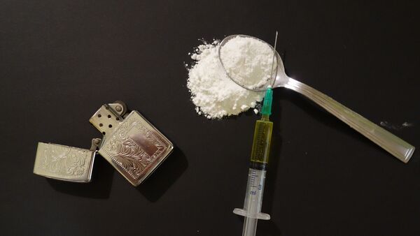 Heroína em uma colher, seringa e acendedor - Sputnik Brasil
