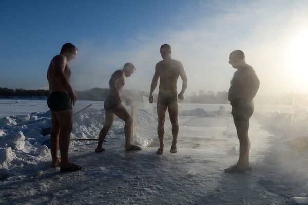 Entusiastas de natação de inverno durante mergulhos em abertura no gelo em um dos lagos congelados da região de Novosibirsk - Sputnik Brasil