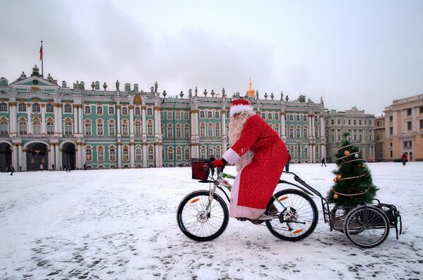 Competidor termina a corrida de bicicleta de Papais Noéis na Praça do Palácio em São Petersburgo - Sputnik Brasil
