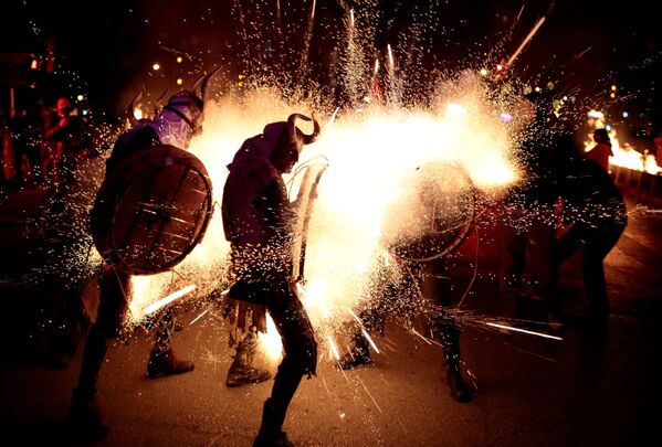 Participantes da marcha tradicional espanhola Correfocs, vestidos de diabos, festejam o evento em Palma de Mallorca, na Espanha - Sputnik Brasil