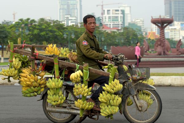 Cambojano carregado de bananas na cidade de Phnom Penh - Sputnik Brasil