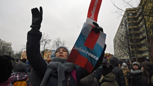 Participante de um protesto não sancionado em apoio a Aleksei Navalny, em Moscou, em 28 de janeiro de 2018 - Sputnik Brasil