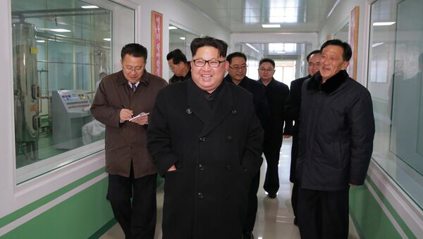 Líder norte-coreano Kim Jong-un, na Fábrica Farmacêutica em Pyongyang - Sputnik Brasil