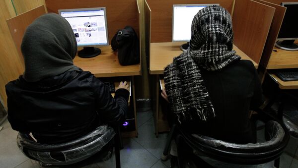 Mulheres iranianas utilizam computador em Teerã. - Sputnik Brasil
