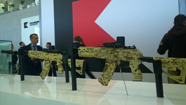 Fuzis de assalto AK-15 e AK-12 do consórcio russo Kalashnikov - Sputnik Brasil