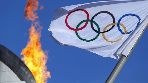 Bandeira olímpica paira perto do caldeirão no Parque Olímpico em Sochi - Sputnik Brasil