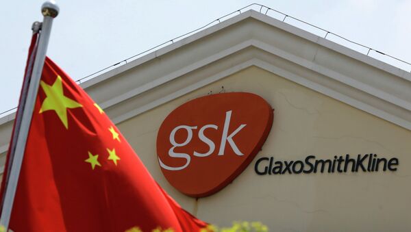 Chinese flag is hoisted in front of a GlaxoSmithKline building in Shanghai, China - Sputnik Brasil