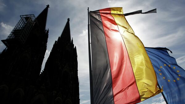 Flags of Germany and the EU fly with black ribbons during a memorial service for the 150 victims of Germanwings flight 4U 9525 in Cologne's Cathedral, April 17, 2015 - Sputnik Brasil