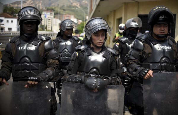 Policiais em Cali, na Colômbia, contêm os manifestantes que protestam contra a política econômica do presidente Juan Manuel Santos, em janeiro de 2016 - Sputnik Brasil