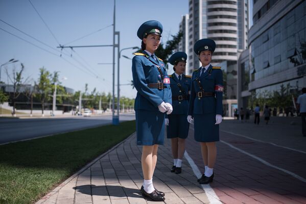 Agentes rodoviárias na capital norte-coreana de Pyongyang, em 4 de junho de 2017 - Sputnik Brasil