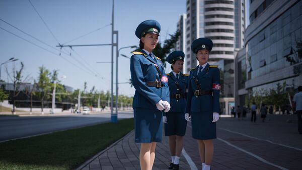 Agentes rodoviárias na capital norte-coreana de Pyongyang, em 4 de junho de 2017 - Sputnik Brasil