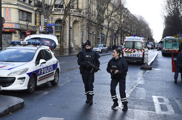 Agentes armadas da polícia francesa aparecem no bairro Barbes-Rochechouart, em Paris, após um incidente mortal envolvendo um civil e a polícia da cidade, em 7 de janeiro de 2016 - Sputnik Brasil