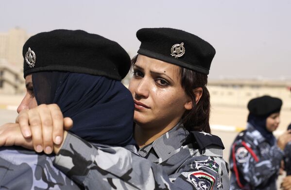 Recém-formadas agentes da polícia iraquiana não conseguem conter emoções durante a cerimônia de graduação, em Bagdá, em 9 de novembro de 2009 - Sputnik Brasil