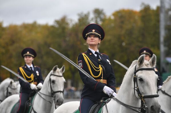 Participantes de um desfile em cavalos durante um evento solene da polícia de Moscou, em outubro de 2017 - Sputnik Brasil