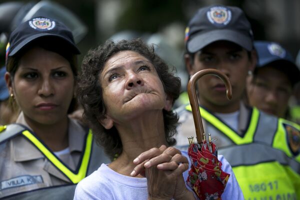 Mulheres policiais vigiam a ordem pública durante uma manifestação popular em Caracas, na Venezuela, em janeiro de 2017 - Sputnik Brasil