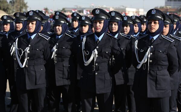 Um grupo de agentes policiais celebra o 93º aniversário da polícia iraquiana em Bagdá, em janeiro de 2015 - Sputnik Brasil