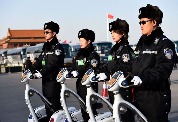 Policiais chineses durante sessão da Conferência Consultiva Política do Povo Chinês, em Pequim, em março de 2015 - Sputnik Brasil