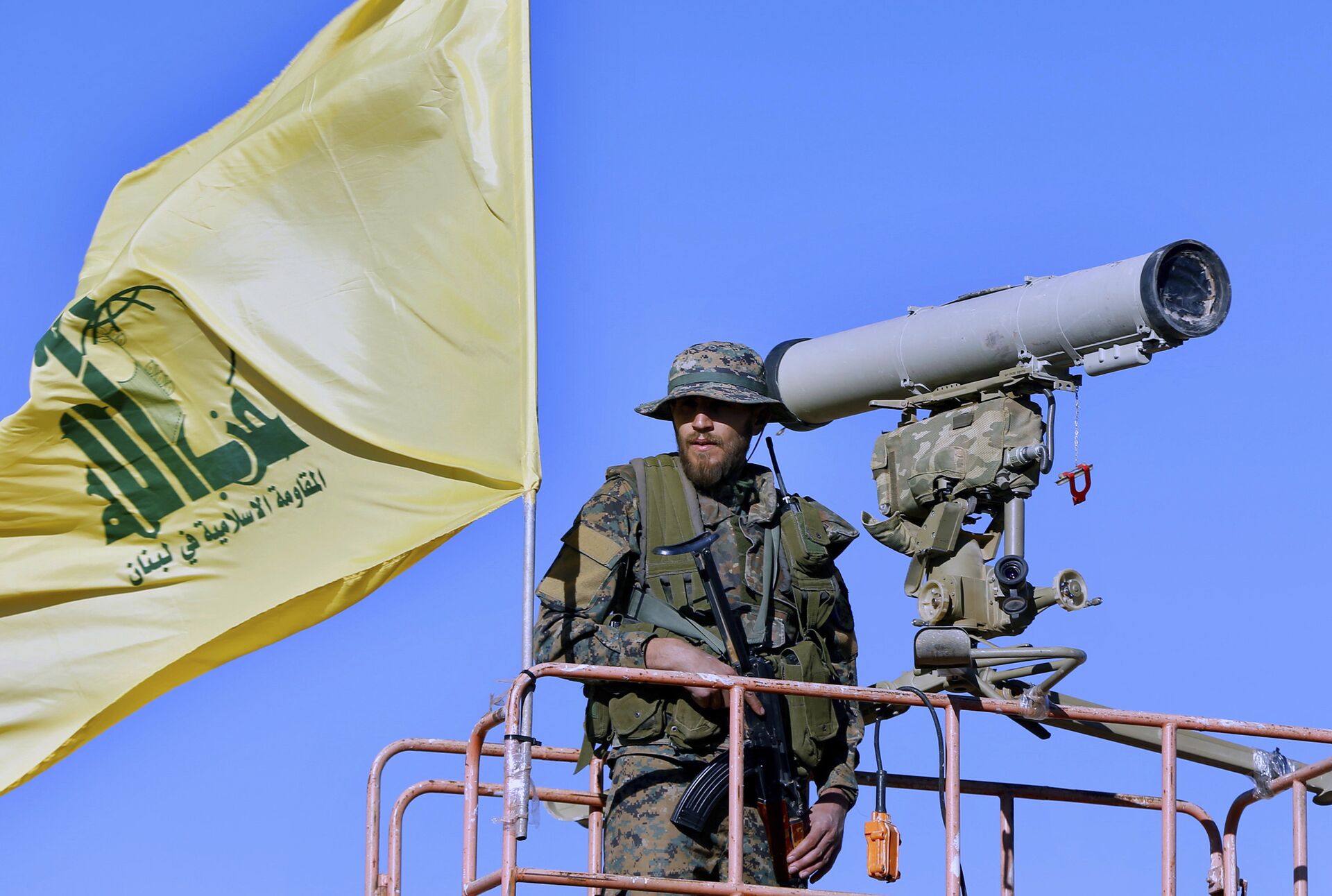 Militante do Hezbollah em torre de vigilância - Sputnik Brasil, 1920, 02.07.2022